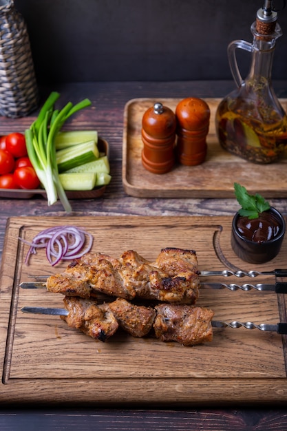 Tradicional shashlik russo em espetos com legumes. Carne de porco grelhada (shish kebab). Fechar-se.