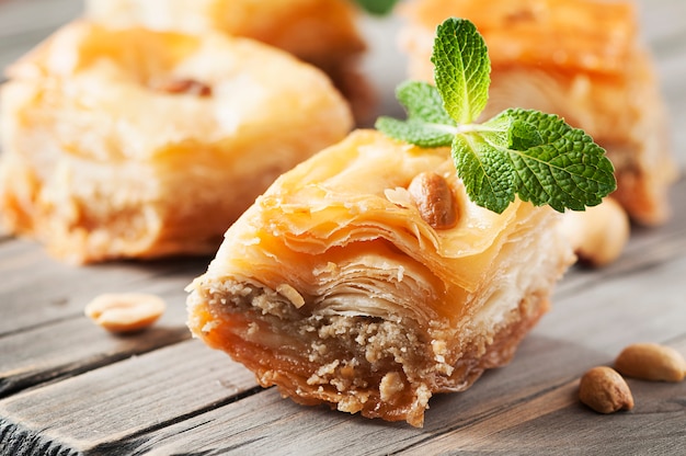 Tradicional sobremesa árabe baklava com mel