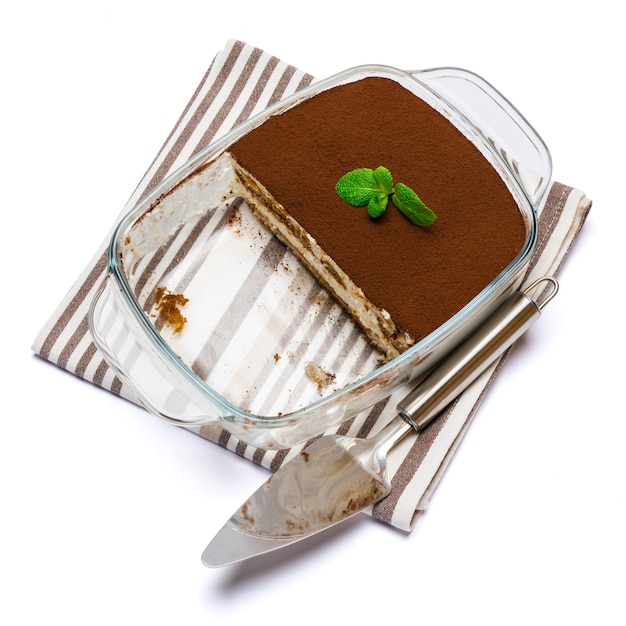 Tradicional sobremesa de tiramisu em assadeira de vidro