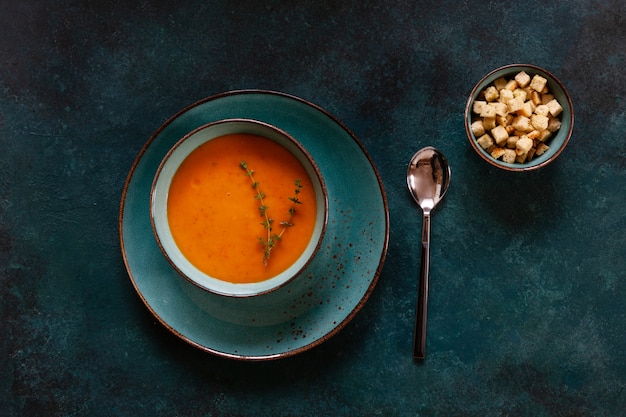 Tradicional sopa caseira de abóbora com croutons e tomilho