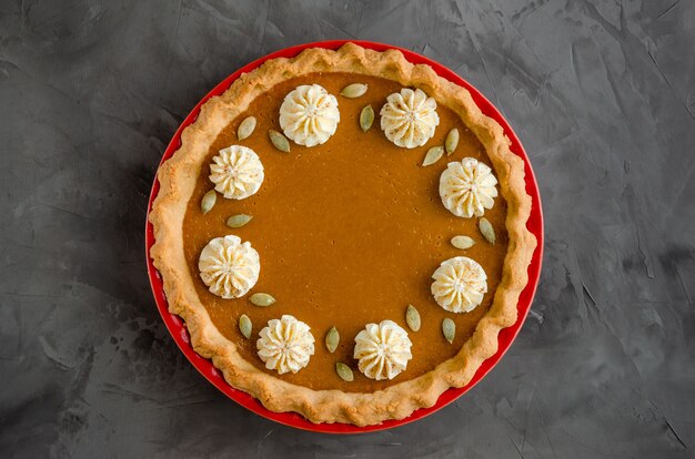 Tradicional tarte de abóbora festiva com especiarias e sementes batidas