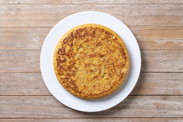 La tradicional tortilla española en una mesa de madera