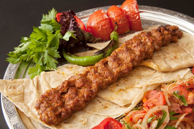 Foto tradicional turco adana kebab shish kebab