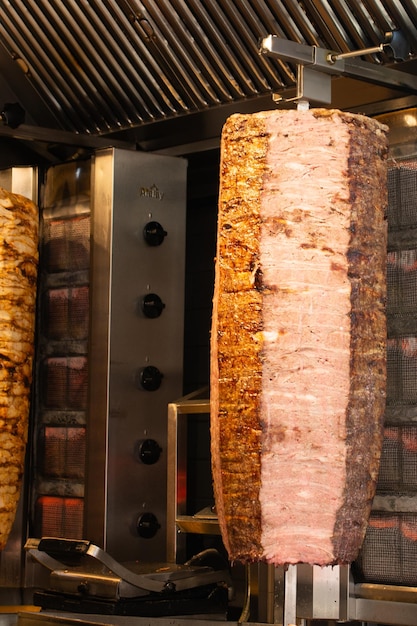 Tradicional turco Doner Kebab kebab en brocheta Cocina turca comida callejera