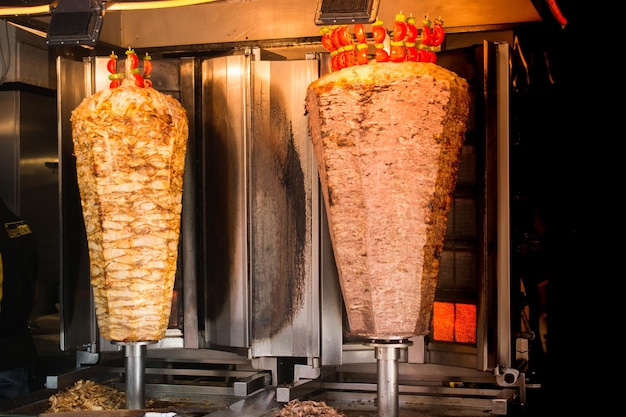 Tradicional turco Doner Kebab kebab no espeto cozinha turca comida de rua