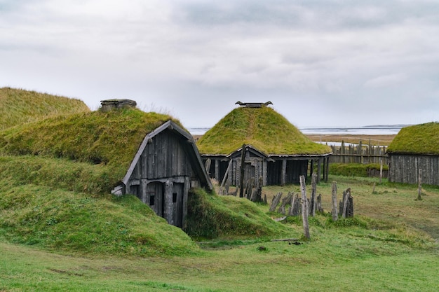 Tradicional vila viking antiga. Antigas casas de madeira perto das montanhas Vestrahorn na Península de Stokksnes, Hofn, Islândia. Atração turística popular.