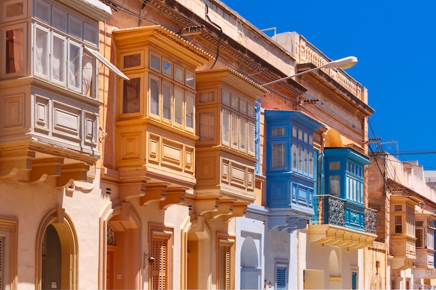 Los tradicionales balcones de madera coloridos malteses en Sliema, Malta