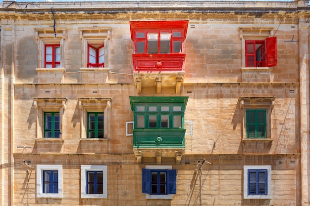 Los tradicionales balcones de madera coloridos malteses en Sliema, Malta