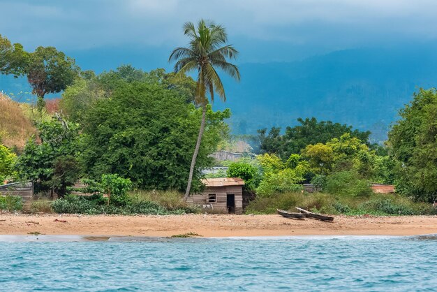 Foto las tradicionales cabañas de madera de são tomé en la playa