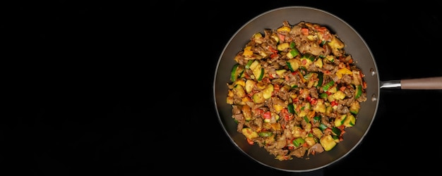 Tradicionalmente, el curry de berenjena se elabora con verduras picadas y fritas en una sartén.