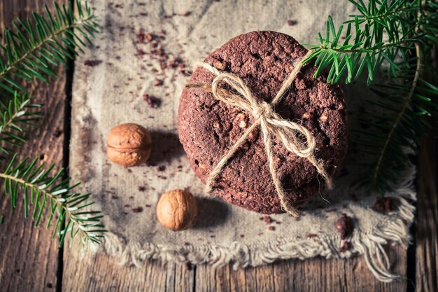 Tradicionalmente e biscoitos de chocolate doce em estilo rústico