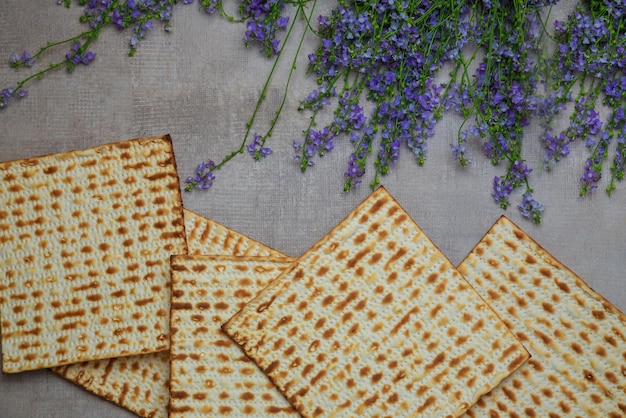 Tradicionalmente kosher matzoh para a Páscoa com flores