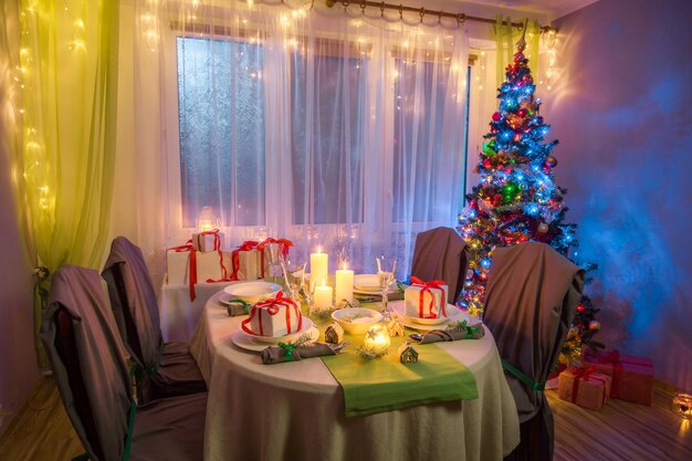 Tradicionalmente mesa de Navidad durante la helada noche de invierno