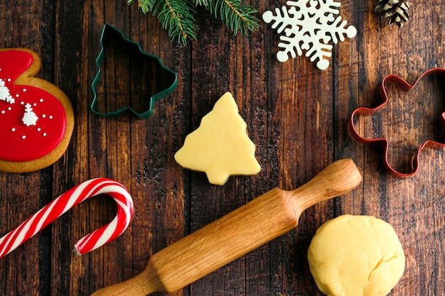 Tradiciones de celebrar Navidad y Año Nuevo. Cocinar galletas navideñas, cocinar en familia. Corta las galletas de jengibre crudas.