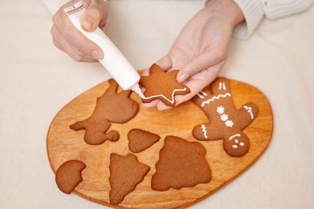 Tradiciones para celebrar navidad y año nuevo haciendo dulces de jengibre para hornear decoraciones