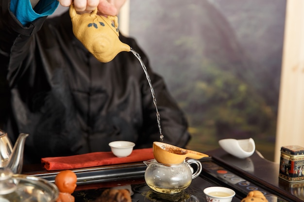 Tradiciones chinas. El maestro sirve té de una tetera de vidrio.