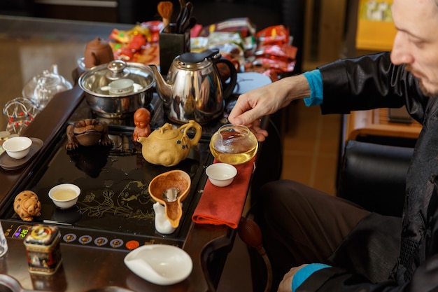 Tradiciones chinas. El maestro sirve té de una tetera de vidrio.