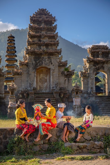 Foto tradiciones del pueblo indonesio cerca del templo de balivian