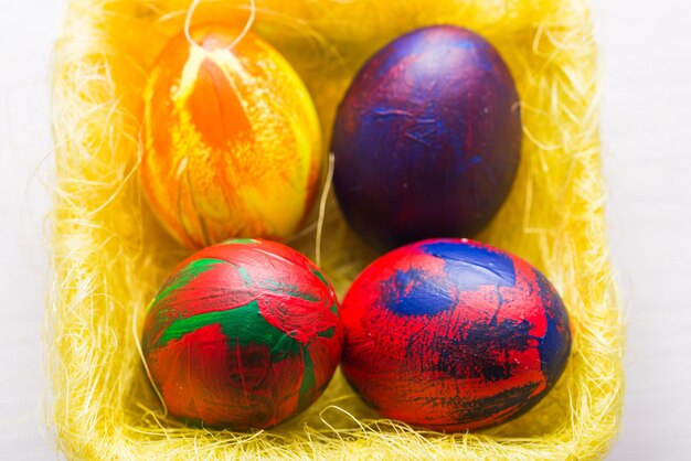 Tradições de férias e conceito de páscoa multicoloridos decorativos coloridos ovos