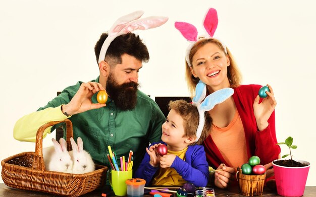 Tradições familiares de Páscoa ovos caçam mãe pai e filho se preparando para o feriado de páscoa pais felizes