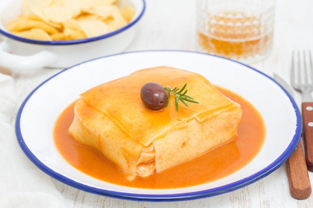 Tradirional português prato francesinha no prato