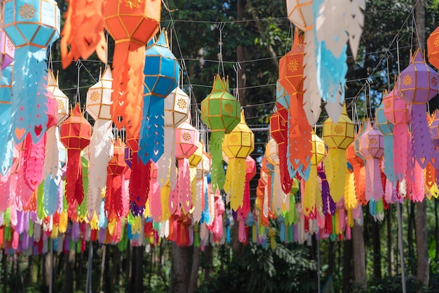 Traditionell mehrfarbige Papierlaterne oder Yi Peng Lanna hängend dekorieren im buddhistischen Tempel