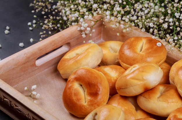 Traditionell von selbst gemachten Brötchen mit frischen gebackenen Brötchen über dem hölzernen