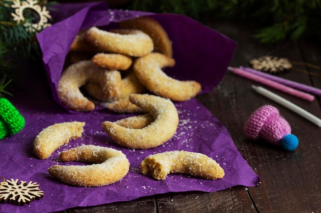 Traditionelle Adventsplätzchen Vanille Halbmonde auf lila Hintergrund rustikalen Stil