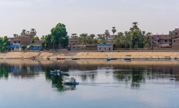 Traditionelle ägyptische Dörfer am Ufer des Nils. Segeln auf der Kreuzfahrt