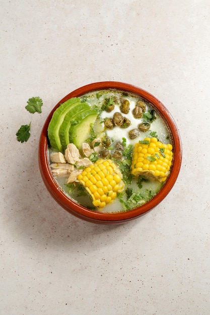 Traditionelle Ajiaco Colombiano kolumbianische Suppe mit Kartoffel-Huhn-Avocado, die in Kolumbien, Kuba und Peru, Lateinamerika, verbreitet ist