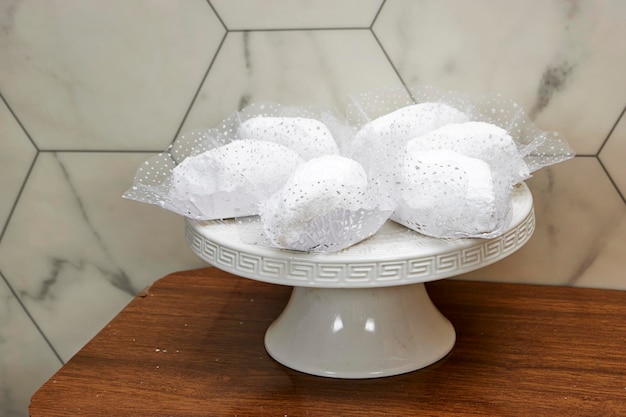 traditionelle algerische Kekse namens makrout ist eine Mandelpaste, die eine Diamantenform bildet und mit