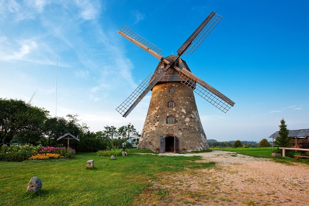 Traditionelle alte holländische Windmühle in Lettland gegen blauen Himmel mit weißen Wolken