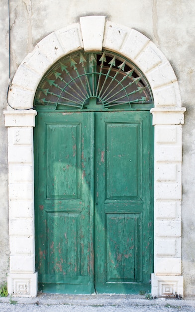 Foto traditionelle alte tür aus korcula