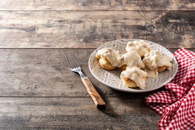 Foto traditionelle amerikanische kekse und soße zum frühstück auf holztisch