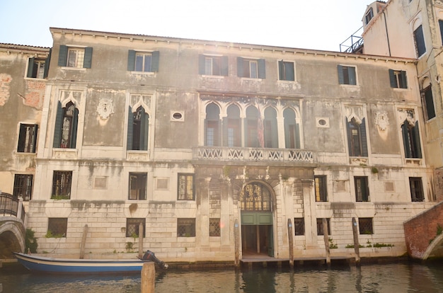 Traditionelle Ansicht der Straße in Venedig, Italien. Alte Häuser am Canal Grande.