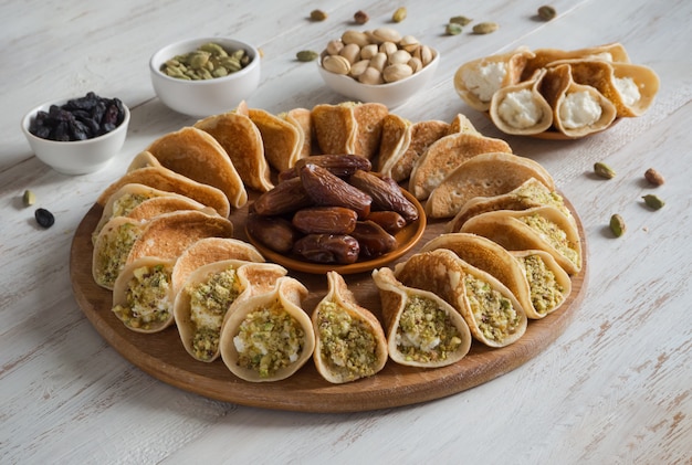 Traditionelle arabische Crepes gefüllt mit Sahne, zubereitet für Iftar im Ramadan.