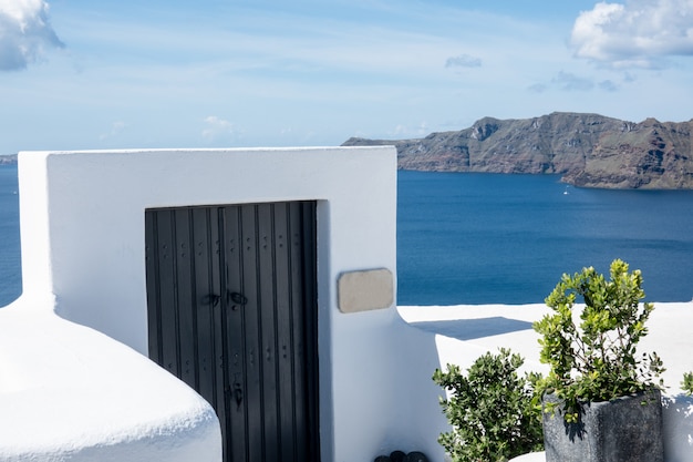 Traditionelle Architektur und Holztür im Dorf Oia auf der Insel Santorin, Griechenland.