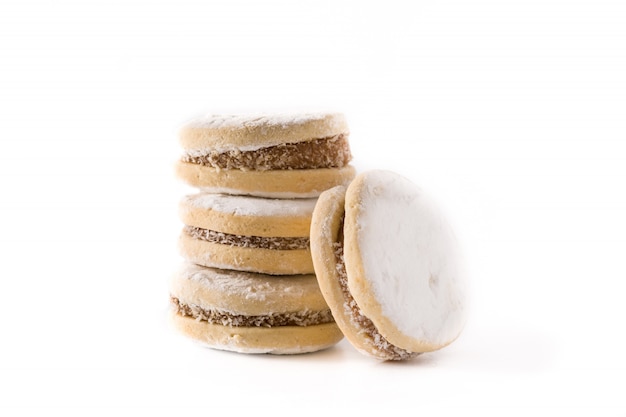 Traditionelle argentinische alfajores mit dulce de leche und zucker, isoliert auf weiss