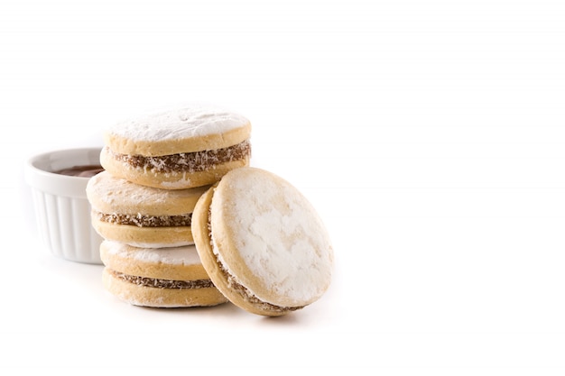 Traditionelle argentinische Alfajores mit Dulce de Leche und Zucker isoliert.