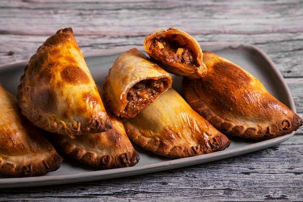 Traditionelle argentinische und uruguayische Empanadas auf Holzhintergrund