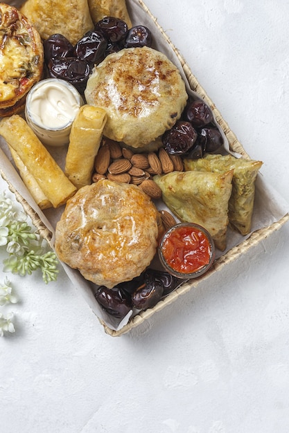 Traditionelle Auswahl an arabischen Snacks mit Mandeln und Datteln. Marokkanisches Essen. Street Food-Konzept