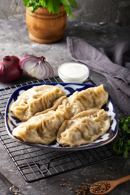 Traditionelle Azian Manti, Knödel mit Hackfleisch