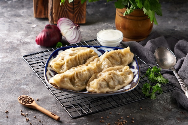 Traditionelle Azian Manti, Knödel mit Hackfleisch