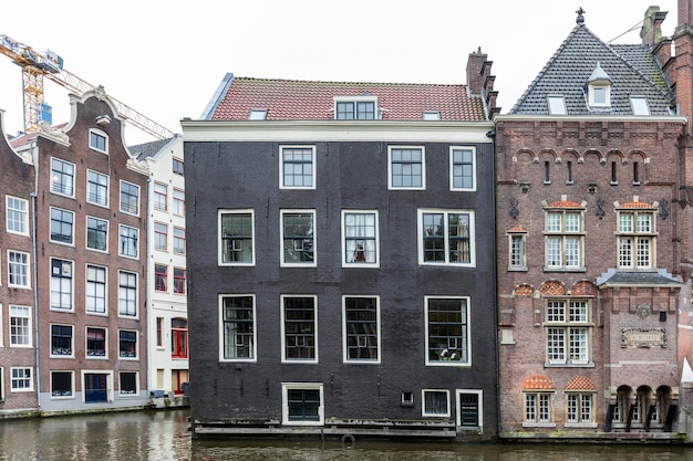 Traditionelle Backsteinhäuser an der Canal Street in Amsterdam Vorderansicht