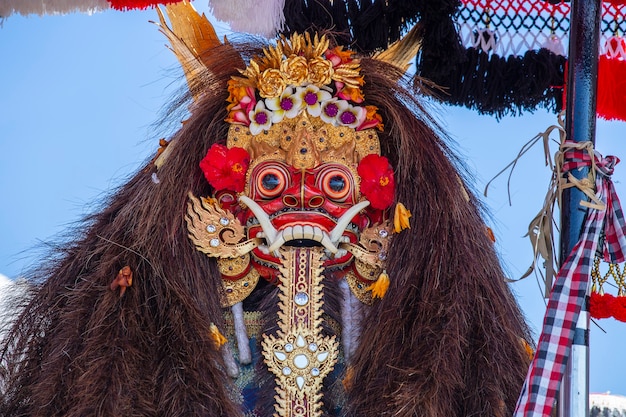 Traditionelle balinesische Barong-Maske auf der Straßenzeremonie in Ubud, Insel Bali, Indonesien. Nahaufnahme