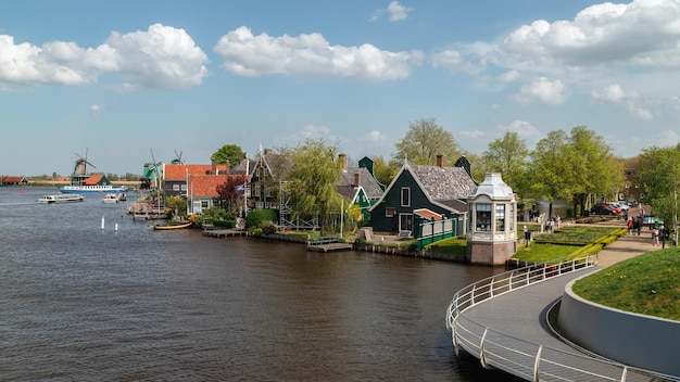 Traditionelle Bauernhäuser am Kanal im holländischen Dorf Zaanse Schans in der Nähe von Amsterdam Niederlande