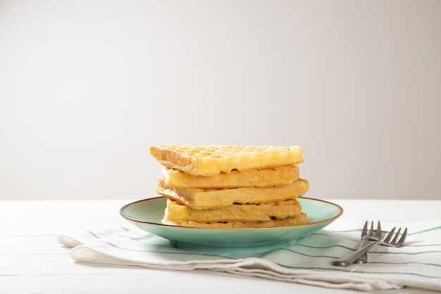 Traditionelle belgische Waffeln auf einem Teller. Fast Food