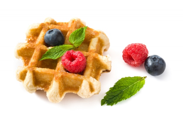 Traditionelle belgische Waffeln mit Blaubeeren und Himbeeren, lokalisiert auf Weiß