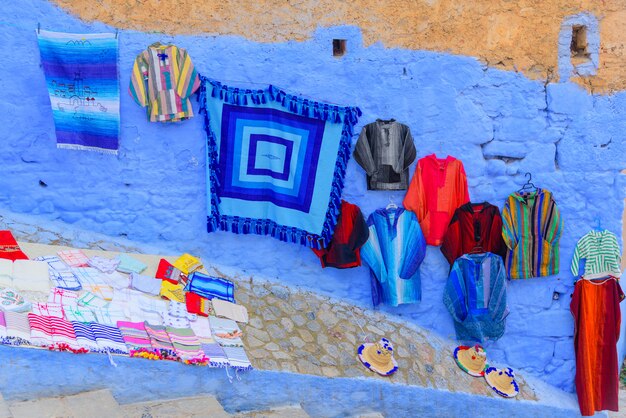 Traditionelle blaue Tür in der alten Medina von Chefchaouen