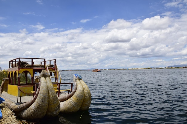 Traditionelle Boote in den schwimmenden und touristischen Inseln des Titicacasees Puno Peru Südamerika